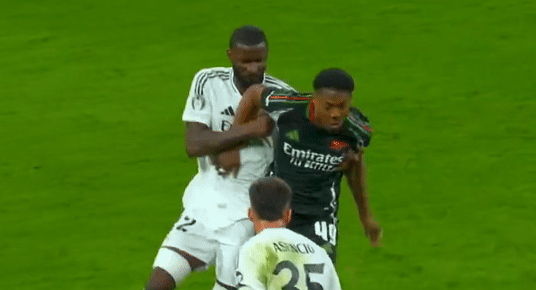 Khoảnh khắc phạt đền gây tranh cãi giữa Real Madrid và Arsenal: Rudiger giẫm lên bụng Skelly nhưng thoát án phạt Khoảnh khắc phạt đền gây tranh cãi giữa Real Madrid và Arsenal: Rudiger giẫm lên bụng Skelly nhưng thoát án phạt